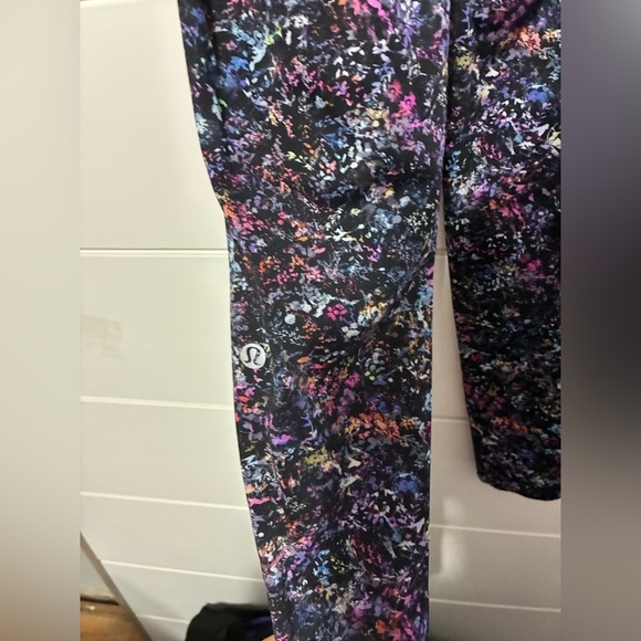 Lululemon Base Pace High-Rise Running Tight 28"
Floral Spray Multi size 6 - Picture 9 of 13